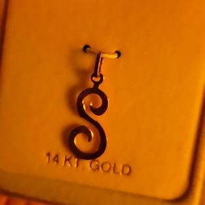 Vintage 14 kt. Gold letter S